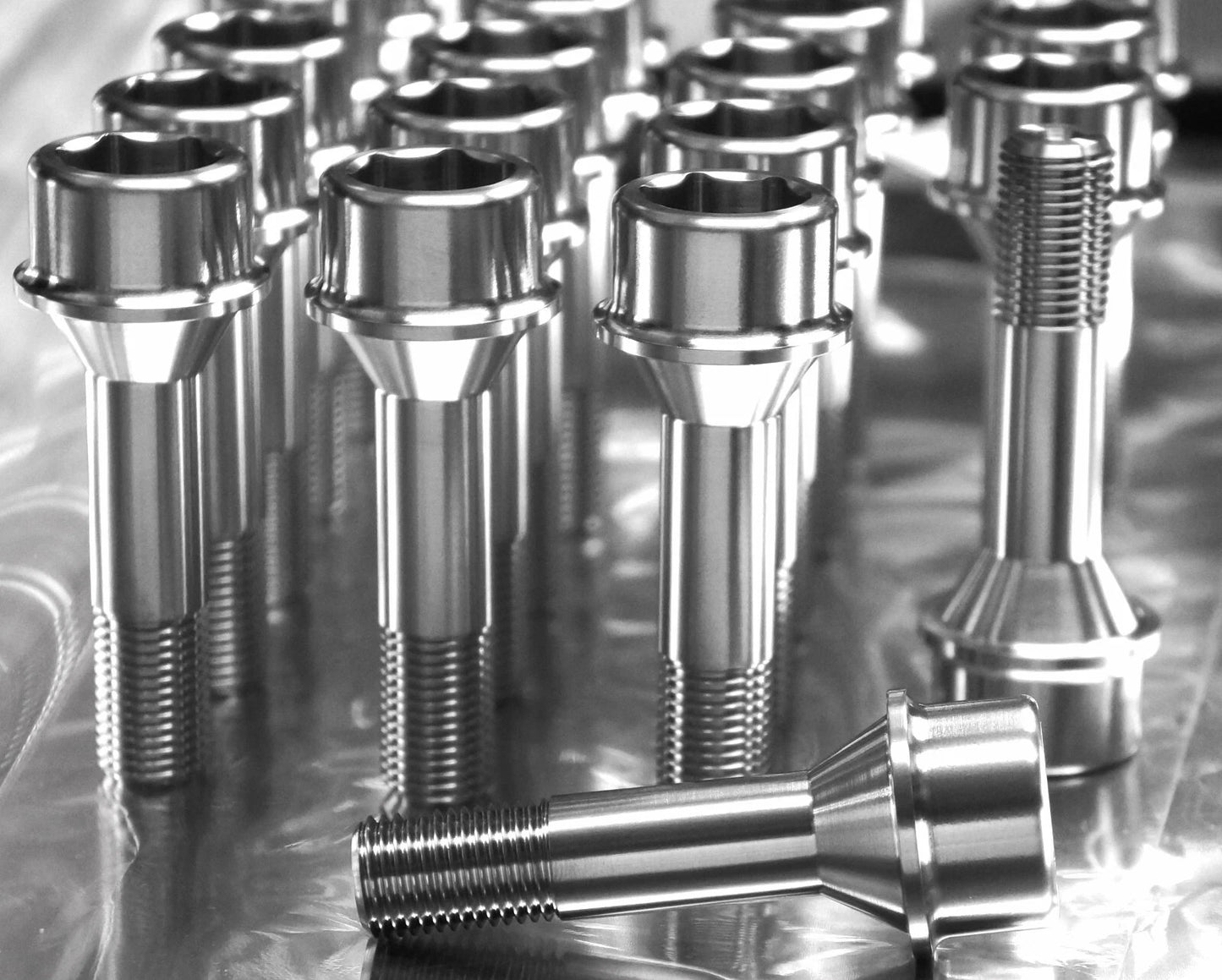 20x Ferrari Titanium Lug Bolts 52 mm 17 mm inner HEX 14x1.5 Set