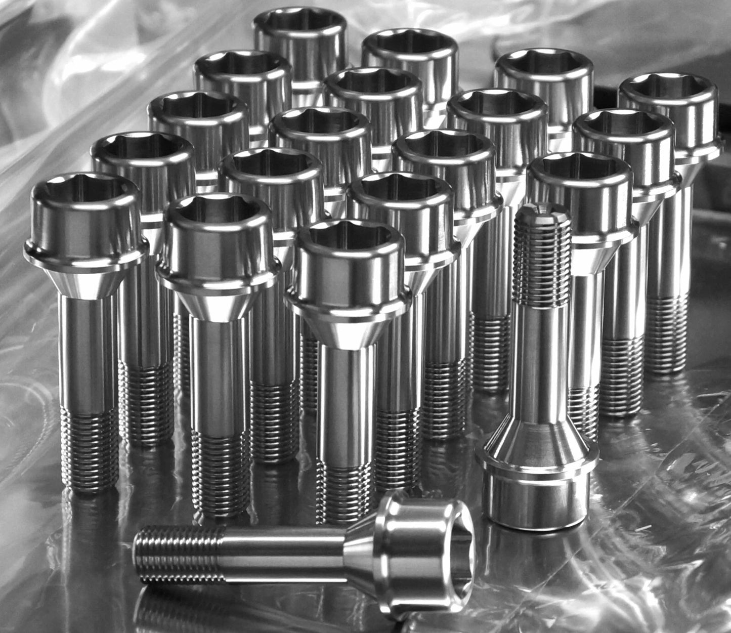 20x Ferrari Titanium Lug Bolts 52 mm 17 mm inner HEX 14x1.5 Set